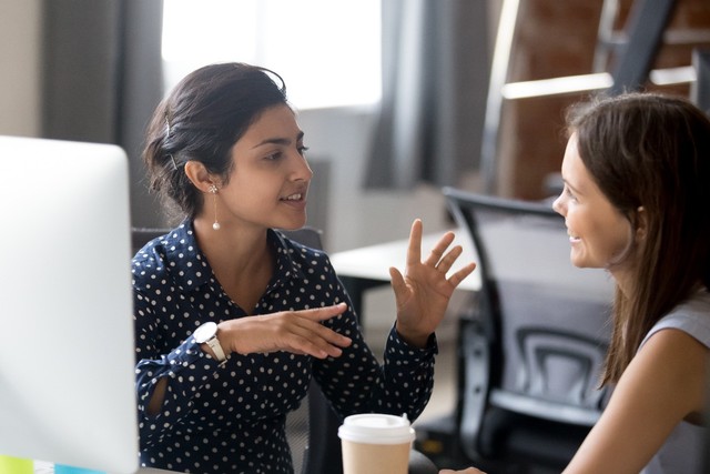 Ilustrasi perempuan berdiskusi di kantor. Foto: Shutterstock
