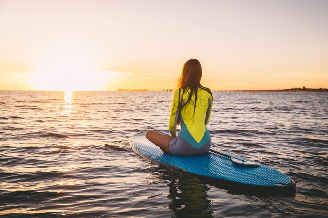 Ilustrasi bermain paddleboarding Foto: Shutter Stock