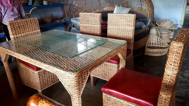 Meja makan lengkap dengan kursi yang terbuat dari bahan dasar eceng gondok, hasil olahan pengrajin di Desa Luwoo, Kecamatan Talaga Jaya, Kabupaten Gorontalo, Selasa (9/7). Foto : Burdu/banthayoid 