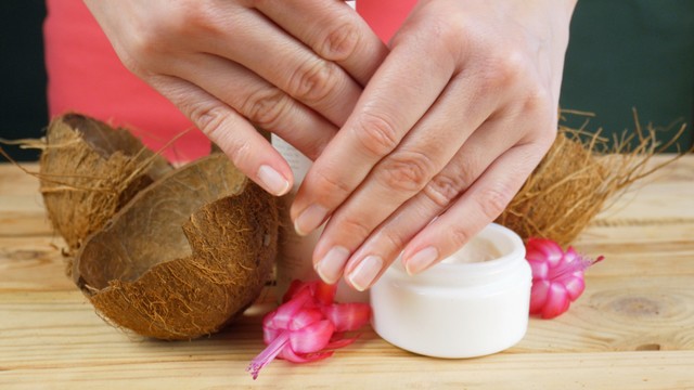 Minyak kelapa untuk kuku Foto: Shutterstock