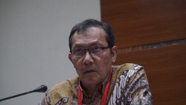 Wakil Ketua KPK Saut Situmorang konpers mengenai kasus BLBI. Foto: Fanny Kusumawrdhani/kumparan