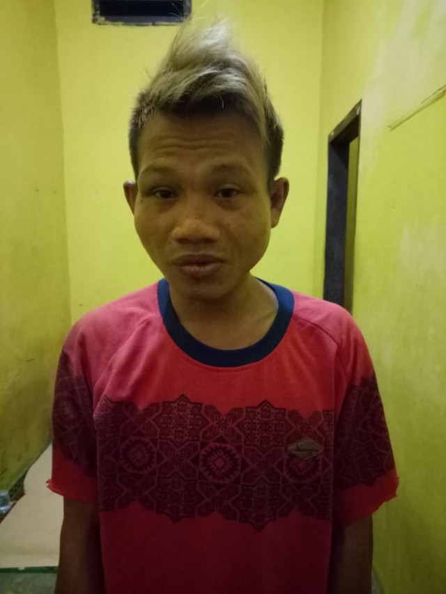 Pelaku pencurian handphone saat diamankan oleh Polsek Pangkalan Lada. (Foto: Humas Polres Kobar)