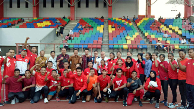 Para atlet atletik Indonesia di ASEAN School Games 2019 bersama Ahmad Arsani dan Yayan Rubaeni, serta staf Kemenpora Indonesia. Foto: Aditia Nugraha/kumparan