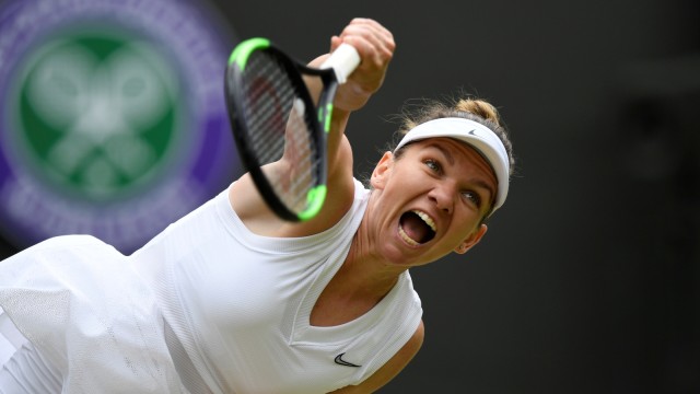 Simona Halep dalam laga melawan Shuai Zhang di Wimbledon. Foto: Reuters/Tony O'Brien