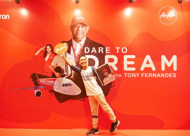 Senang banget dapat buku Flying High dari Tony Fernandes Foto : www.bowosusilo.com