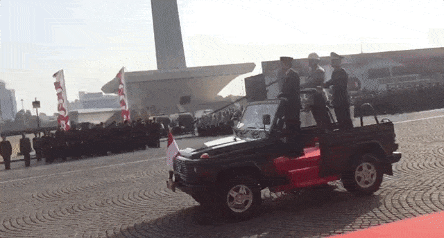 Presiden Joko Widodo saat memeriksa kesiapan barisan dari mobil komando.