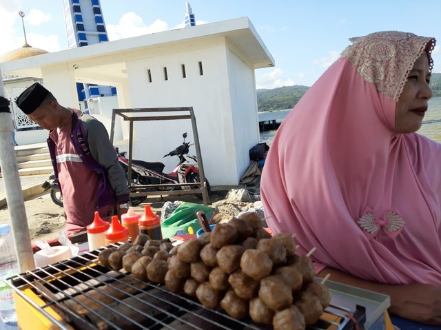 Kisah Tukang Bakso Asal Kendari Menabung 26 Tahun Demi Naik Haji