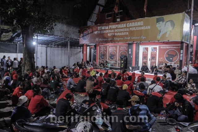 Duduki Kantor DPC, Kader Akar Rumput PDIP Surabaya Gelar Aksi Damai