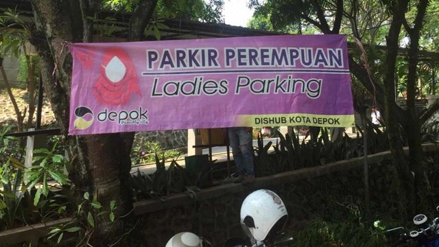 Parkiran beda gender di RSUD Depok. Foto: Lutfan Darmawan/kumparan