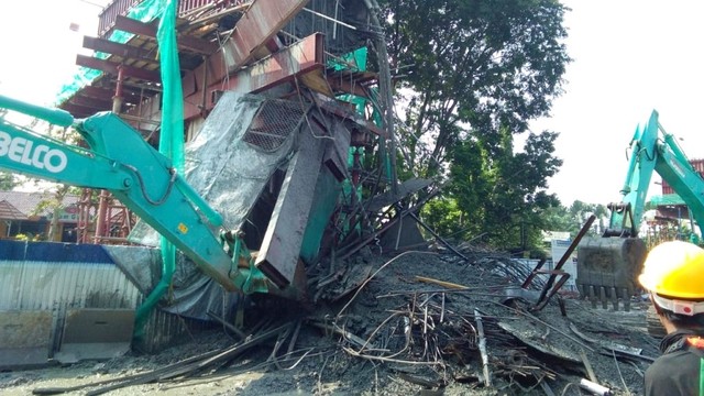 Tiang beton proyek Tol BORR ambruk