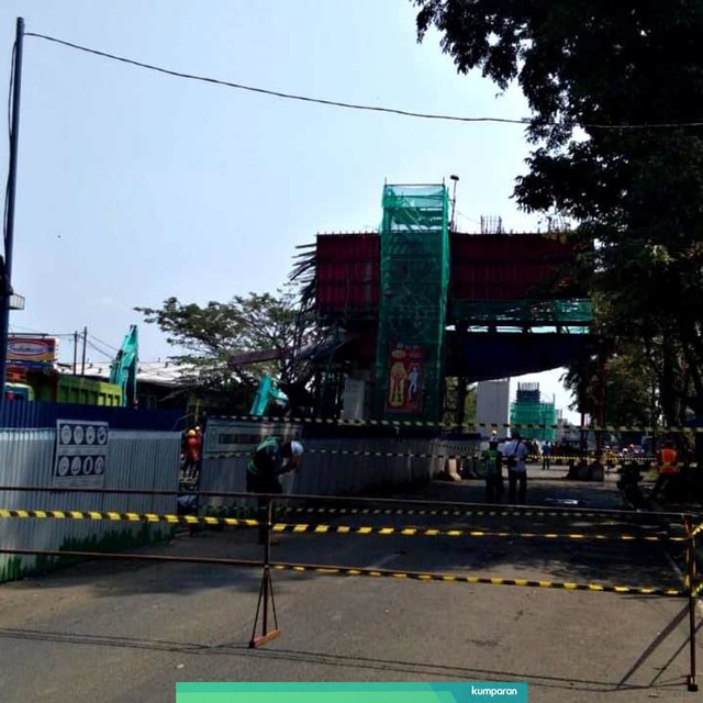 Jalan arah Parung dan arah ke Kota Bogor ditutup karena salah satu tiang beton Tol BORR ambruk. Foto: Asep Hidayat/kumparan