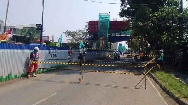 Tiang beton proyek Tol BORR yang ambruk.