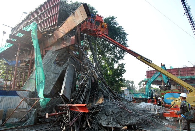 Sejumlah pekerja membersihkan material tiang penyangga yang ambruk di proyek pembangunan Tol Bogor Outer Ring Road (BORR) Seksi IIIA, Kelurahan Cibadak, Tanah Sareal, Kota Bogor, Jawa Barat.