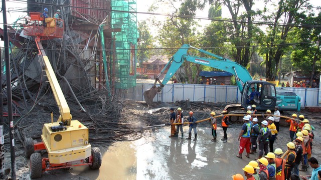 Sejumlah pekerja membersihkan material tiang penyangga yang ambruk di proyek pembangunan Tol Bogor Outer Ring Road (BORR) Seksi IIIA, Kelurahan Cibadak, Tanah Sareal, Kota Bogor, Jawa Barat.