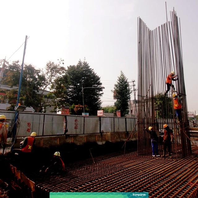 Pekerja beraktivitas di area pembangunan proyek Tol Bogor Outer Ring Road (BORR) seksi III A ruas Simpang Yasmin - Salabenda sepanjang 2,6 km di Kota Bogor, Jawa Barat, Foto: ANTARA/Yulius Satria Wijaya