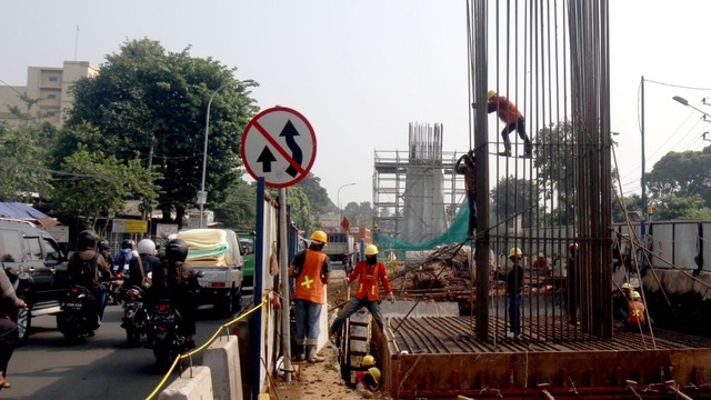 aktivitas di area pembangunan proyek Tol Bogor Outer Ring Road (BORR)