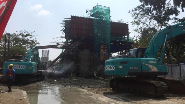 Tiang beton proyek Tol Lingkar Luar Bogor ambruk. Foto: Lutfan Darmawan/kumparan