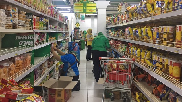 Suasana Belanja di Tip Top Rawamangun, Jakarta. Foto: Ema Fitriyani/kumparan