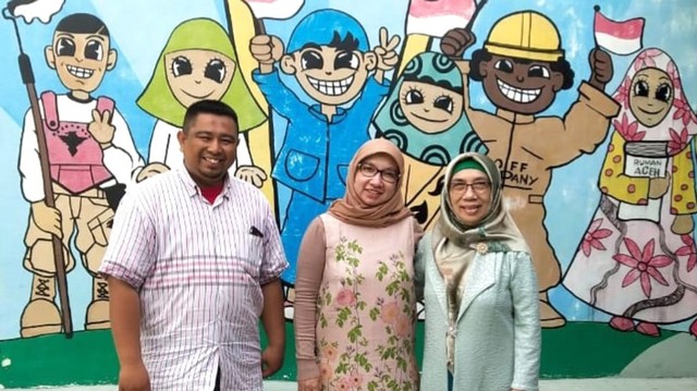 Ahmad Arif (kiri), Yeni Salma dan Neng Djubaedah. Dok. Ruman Aceh