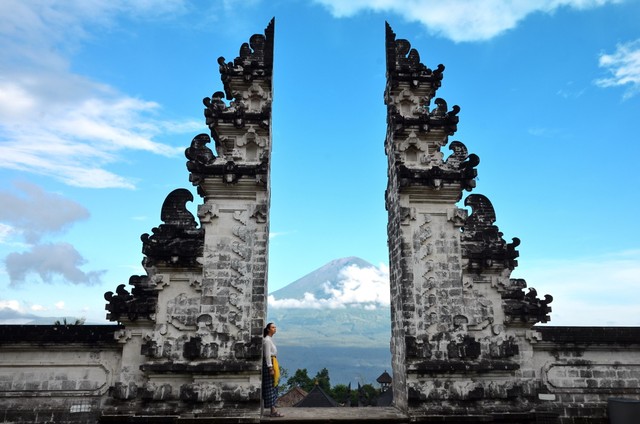 Pura Lempuyang Luhur yang menjadi incaran foto wisatawan saat berwisata ke Bali. Foto: Shutterstock