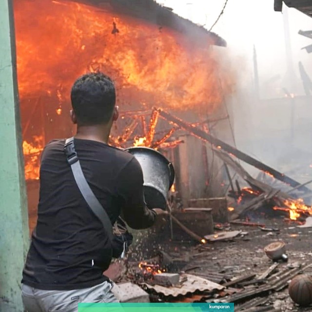 Warga berusaha memadamkan kebakaran di Kampung Bali Manggarai. Foto: Iqbal Firdaus/kumparan