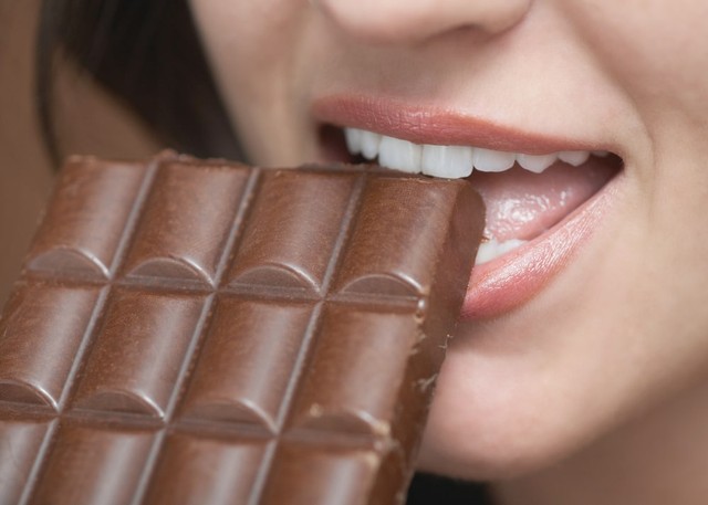 Ilustrasi makan cokelat Foto: Shutter Stock