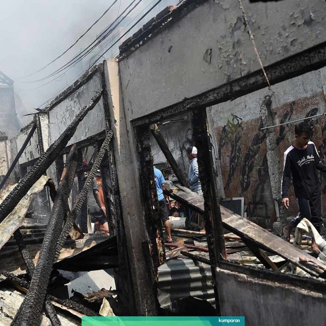 kondisi rumah dampak kebakaran yang terjadi di permukiman padat penduduk kawasan Jalan Lebak Swadaya I, Kampung Bali Matraman, Manggarai, Jakarta, Rabu (10/7). Foto: ANTARA FOTO/M Risyal Hidayat