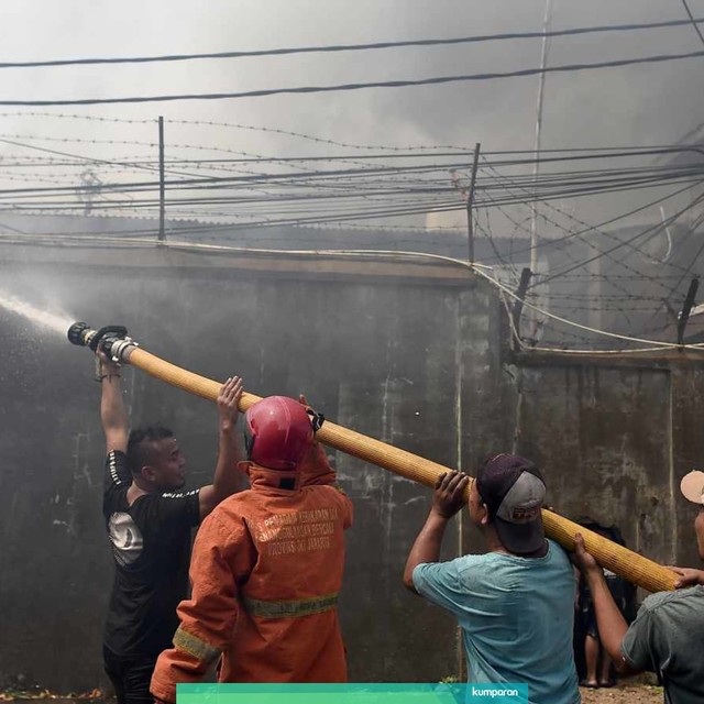 Sejumlah warga berusaha menyiramkan air pada kebakaran yang terjadi di permukiman padat penduduk kawasan Jalan Lebak Swadaya I, Kampung Bali Matraman, Manggarai, Jakarta, Rabu (10/7). Foto: ANTARA FOTO/M Risyal Hidayat