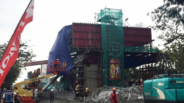 Petugas pasang terpal di sisi kiri tiang tol BORR yang ambruk