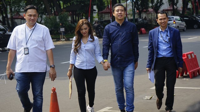 Rey Utami (kedua dari kiri) datangi Polda Metro Jaya, Rabu (10/7). Foto: Ronny