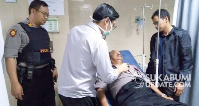 Kepala Polsek Cibeureum, Iptu Arif Saptraharha, mendapat penanganan medis setelah ditabrak anggota geng motor di kawasan Ciandam Kota Sukabumi, Minggu dini hari (7/10). | Sumber Foto: Istimewa.