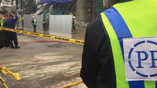 Petugas mulai pasang pembatas jalan di sisi-sisi penyangga tiang tol BORR yang ambruk