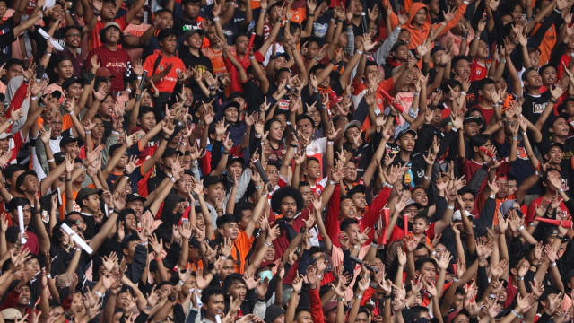 Suporter Persija Jakarta jelang laga melawan Persib Bandung di Stadion Utama Gelora Bung Karno, Jakarta, Rabu (10/7). Foto: Nugroho Sejati/kumparan