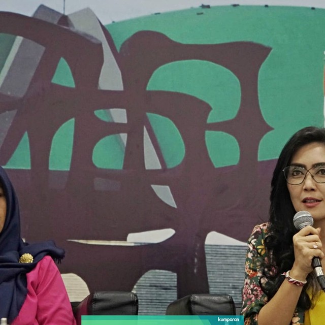 Baiq Nuril (kiri) dan Rieke Diah Pitaloka (kanan) di gedung DPR RI, Jakarta, Rabu (10/7). Foto: Irfan Adi Saputra/kumparan