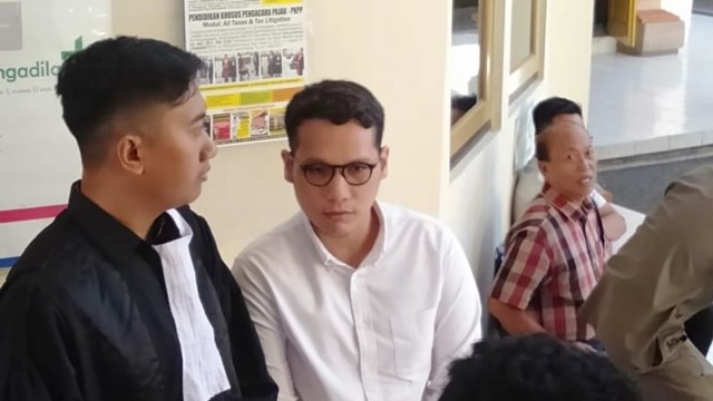 Terdakwa Putra Setiaji (berbaju putih) di sela persidangan di PN Denpasar, Rabu (10/7) - kanalbali/NAN