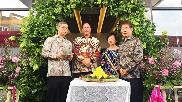 Prosesi pemotongan tumpeng saat opening Favehotel Hasyim Ashari. Foto: Helinsa Rasputri/kumparan