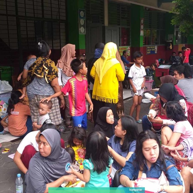 Warga korban kebakaran mengungsi di SDN 05 Manggarai, Jakarta, Rabu (10/7). Foto: Paulina Herasmaranindar/kumparan