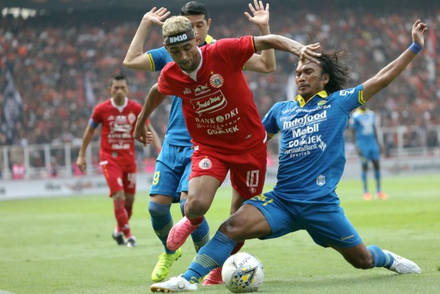 Pemain Persija Jakarta Bruno Matos (kiri) berusaha melewati pemain Persib Bandung Hariono di Stadion Gelora Bung Karno, Jakarta. Foto: Nugroho Sejati/kumparan