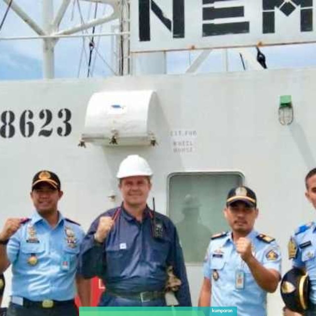 Imigrasi Kuala Tungkal periksa kapal MV Nemo berbendera Marshal Island di Perairan Tanjung Jabung Timur. Foto: Dok. Imigrasi Kuala Tungkal