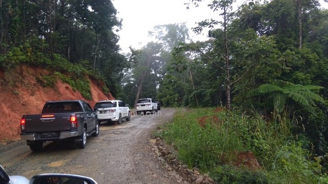 mobil mewah jadi angkot di Papua_Katharina_BumiPapua.jpg
