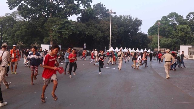 Pintu jebol, penonton berlarian masuk stadion