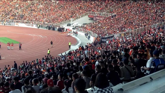Pihak Polisi dan TNI mengamankan seseorang yang diduga Bobotoh di SUGBK
