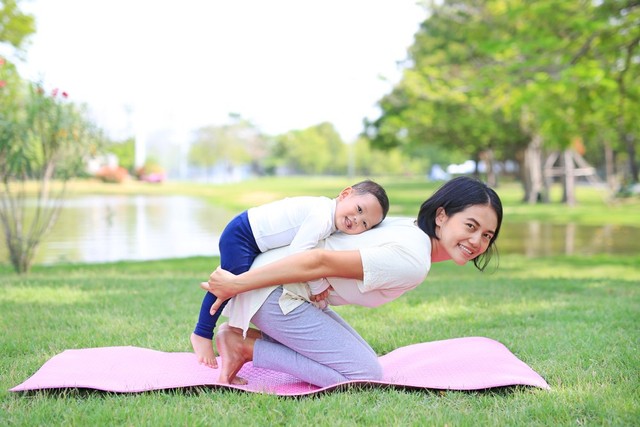 com-Yoga bersama anak. Foto: Shutterstock