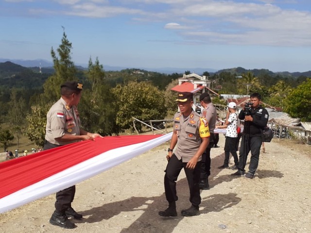 Merah Putih Sepanjang 1.773 Meter Terbentang di Batas Negara RI - RDTL (128169)