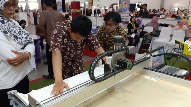 Robot Batik karya Agus Sugiharto, Siswa SMK N 2 Depok. Foto: erl.