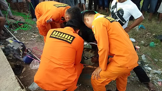 Tim Basarnas Palembang saat mengevakuasi korban (Dok. istimewa).