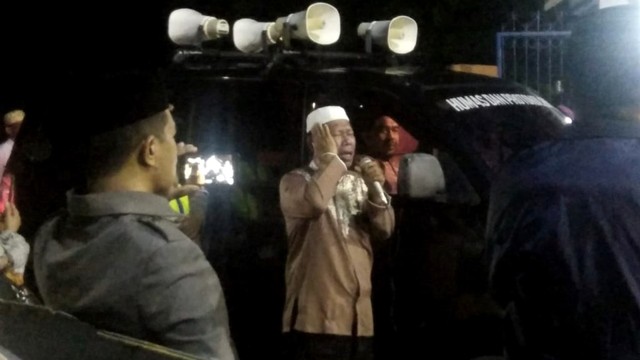 Panitia Penyelenggara Ibadah Haji (PPIH) Kota Tidore Kepulauan saat melantunkan adzan jelang keberangkatan kapal menuju Kota Ternate. Foto: Olis/cermat