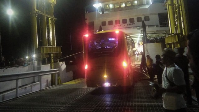 Bus yang ditumpangi jemaah calon haji asal Kota Tidore Kepulauan, bergerak masuk ke kapal ferry KMP Maming. Foto: Olis/cermat