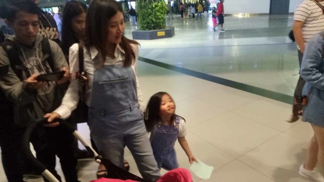 Sarwendah dan anaknya di Bandara Soekarno-Hatta