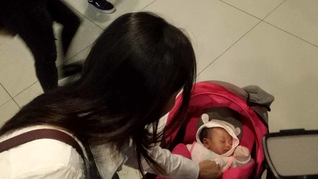 Sarwendah dan anaknya di Bandara Soekarno-Hatta